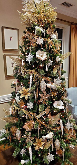 Floral and icicle decorated Christmas tree